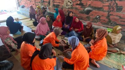 Antusias masyarakat mengikuti pelatihan UMKM bersama mahasiswa KKN UAD Unit V.C.1 .*