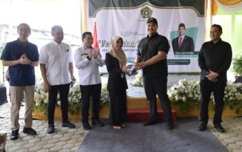 Menpora Berikan Bantuan Peralatan Olahraga untuk Madrasah Al Wathoniyah Palembang: Dorong Sinergi Kemenpora & Kemenag