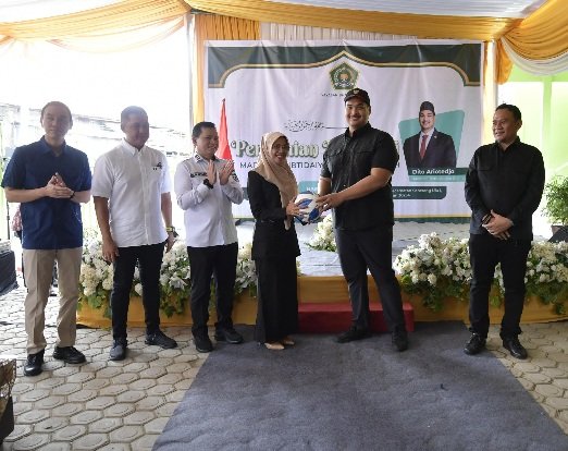 Menpora memberikan bantuan peralatan olahraga kepada Madrasah Ibtidaiyah Al Wathoniyah di Desa 5 Ulu, Palembang, Sumatera Selatan