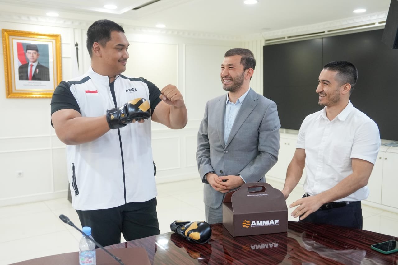 Pertemuan Menpora dengan Presiden AMMAF membahas potensi kerja sama dalam pengembangan olahraga Mixed Martial Arts (MMA) di Indonesia.