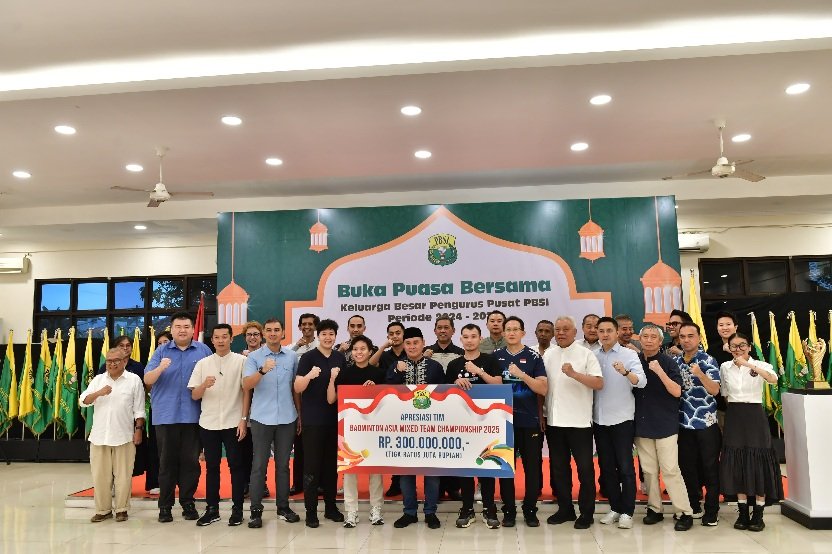 Wamenpora Taufik Hidayat hadir di buka puasa PBSI, apresiasi semangat dan prestasi juara Asia, perkuat silaturahmi jelang Idul Fitri 1446 H.