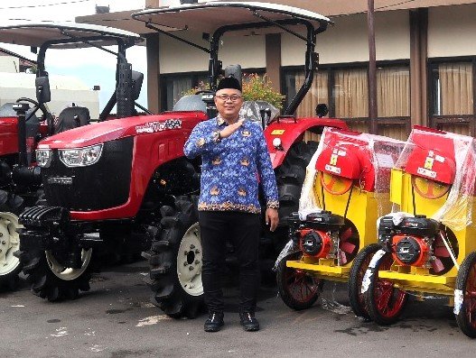 Kepala Diskatan Kuningan luruskan isu SE Bupati soal pangan lokal. Tegaskan sifatnya imbauan, bukan paksaan bagi pelaku usaha.