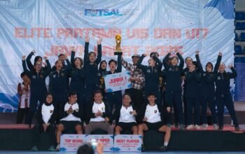 Proton FC U-17 Putri yang menjuarai Elit Pratama Jawa Barat 2025 di Jatinangor. Presiden Klub, Thony Indra Gunawan, menyebut prestasi ini sebagai sinyal kuat bagi masa depan futsal putri Jabar setelah sukses PON 2024. Marsya Aulia Nurhalisa borong gelar individu!