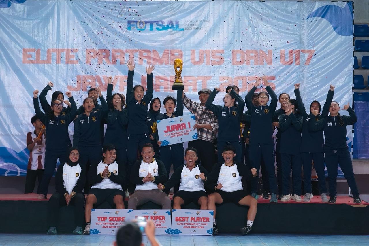 Proton FC U-17 Putri yang menjuarai Elit Pratama Jawa Barat 2025 di Jatinangor. Presiden Klub, Thony Indra Gunawan, menyebut prestasi ini sebagai sinyal kuat bagi masa depan futsal putri Jabar setelah sukses PON 2024. Marsya Aulia Nurhalisa borong gelar individu!