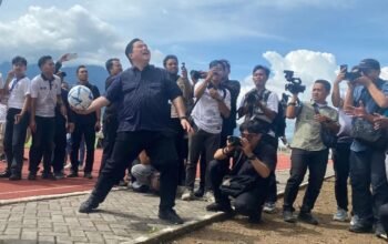 Menpora Erick Thohir dan Gubernur Jawa Barat Dedi Mulyadi membuka Liga 4 Piala Gubernur Jabar 2025 di Garut untuk hidupkan sepak bola daerah, Minggu 26 Oktober 2025.*