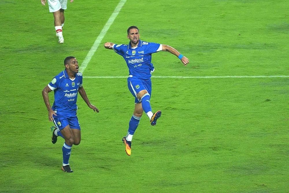 Tendangan geledek Guaycochea & Barros bawa Persib Bandung sikat Persis Solo 2-0 dan meroket ke 5 besar, diwarnai drama kartu merah VAR.