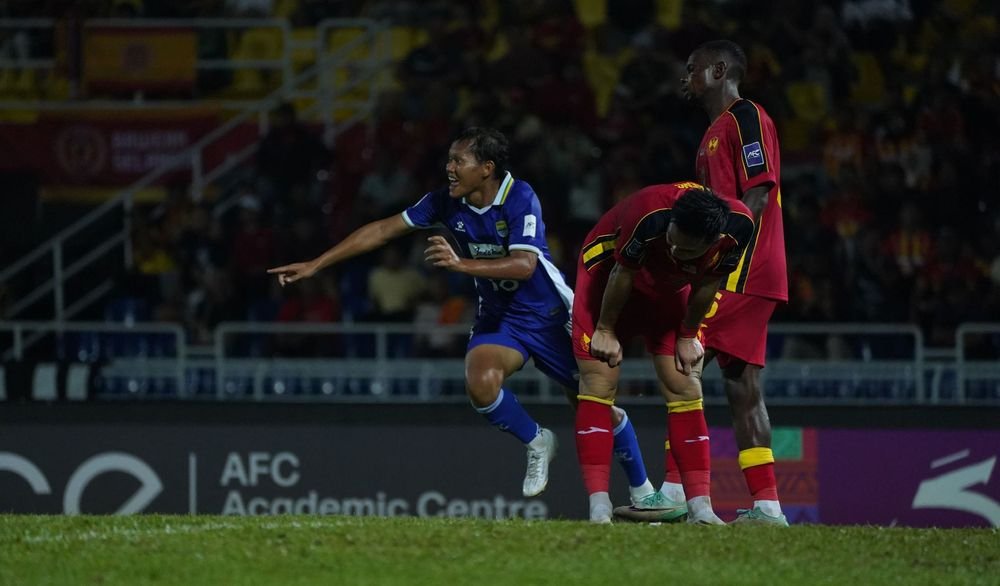 Kiper "Superman" Selangor FC Sikh Izhan Nazrel blunder di menit akhir, Adam Alis cetak gol kemenangan! Persib comeback gila: skor 3-2!
