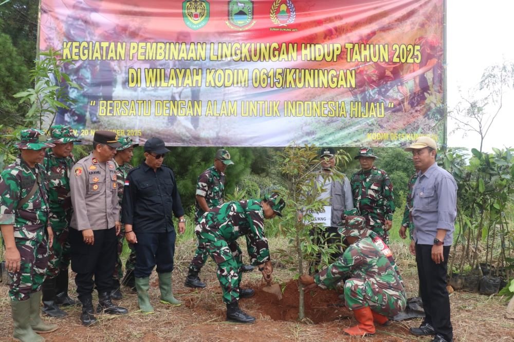 Kodim 0615/Kuningan menggelar aksi penghijauan "Bersatu dengan Alam" di Desa Nangka, menanam pohon produktif sebagai investasi lingkungan.