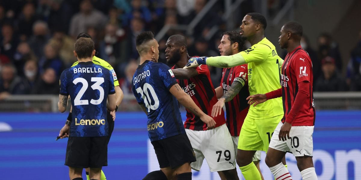 link live streaming Inter vs Milan, tempat menonton Derby della Madonnina Serie A Super Big Match Liga Italia live score real-time. Lengkap prediksi skor, head to head (H2H), dan susunan pemain.