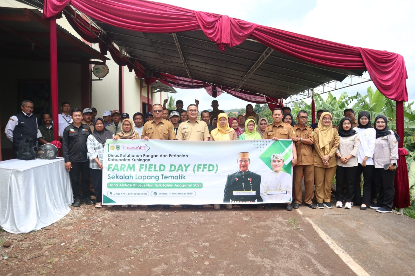 Kepala Diskatan Kuningan, Dr. Wahyu Hidayah, M.Si., turun langsung memantau sekaligus memberi arahan pada Farm Field Day (FFD) Sekolah Lapang Tematik (SLT) 2025 yang digelar di Lumbung Pangan Masyarakat Desa Cikaso, Selasa, 11 November 2025.
