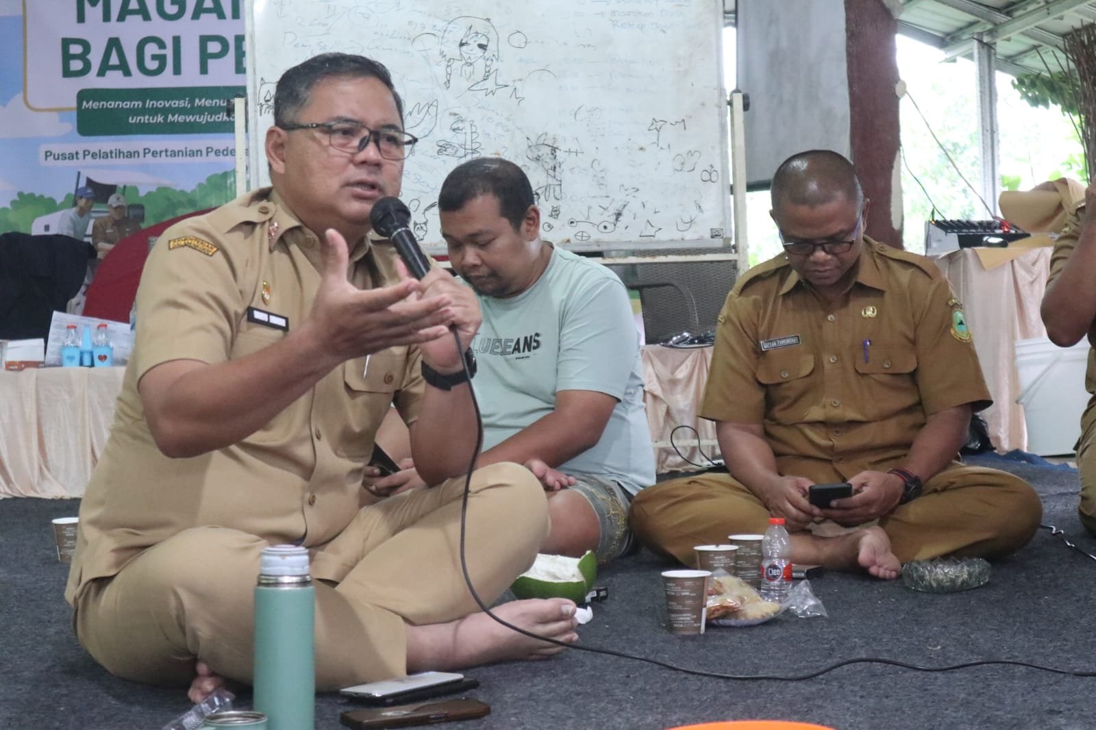 Kepala Diskatan Kuningan, Dr. Wahyu Hidayah, M.Si., memantau jalannya Program Magang Usaha Tani bagi Regenerasi Petani di P4S Lembah Kemuning, Kelurahan Cigugur, Selasa (11/11/2025).