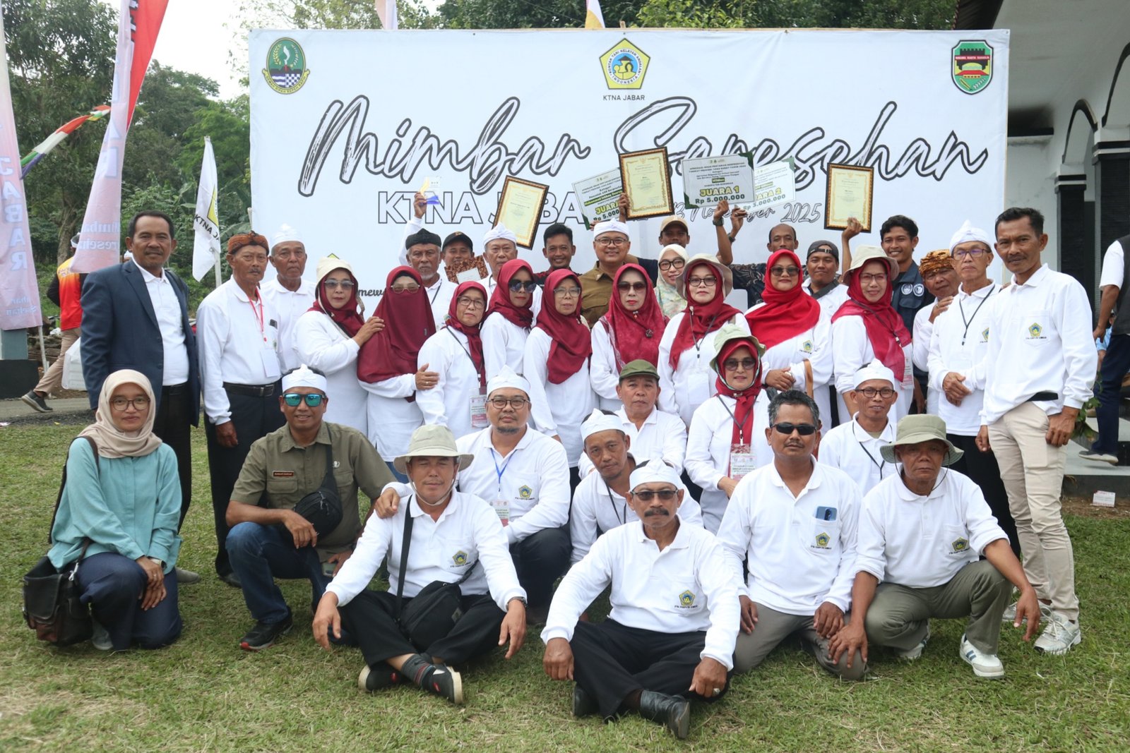 Kuningan borong penghargaan pertanian KTNA Jawa Barat 2025, menegaskan posisi sebagai daerah agraris inovatif dan berdaya saing tinggi.