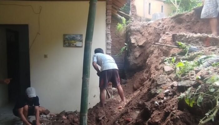 Hujan Deras Picu Longsor di Kuningan, 1 Rumah Warga Ambruk dan 3 Jiwa Mengungsi