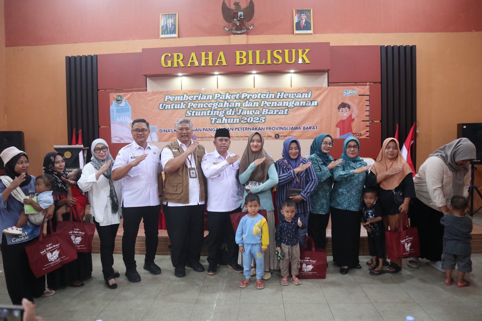 Pemerintah Provinsi Jawa Barat bersama Pemkab Kuningan menggelar Penyerahan Paket Protein Hewani 2025 di Desa Sukamulya, Kecamatan Garawangi, Rabu 12 November 2025, sebagai langkah memperkuat ketahanan pangan dan menurunkan angka stunting.