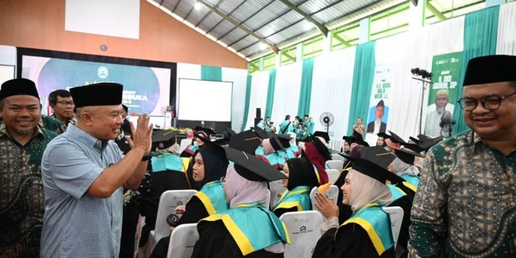 STISHK Kuningan gelar Wisuda ke-3 penuh haru, Bupati Dian ajak lulusan jadi agen perubahan dan kebanggaan daerah.