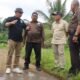 Bupati Kuningan, Dr. H. Dian Rachmat Yanuar, janji perbaiki jalan Cipasung–Paninggaran 2026 demi lancarkan konektivitas dan akses wisata Waduk Darma, usai tinjau kerusakan.
