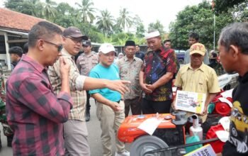 Kuningan Perkuat Mekanisasi Pertanian, Bupati Serahkan 5 Traktor untuk Tingkatkan Surplus Pangan 2025