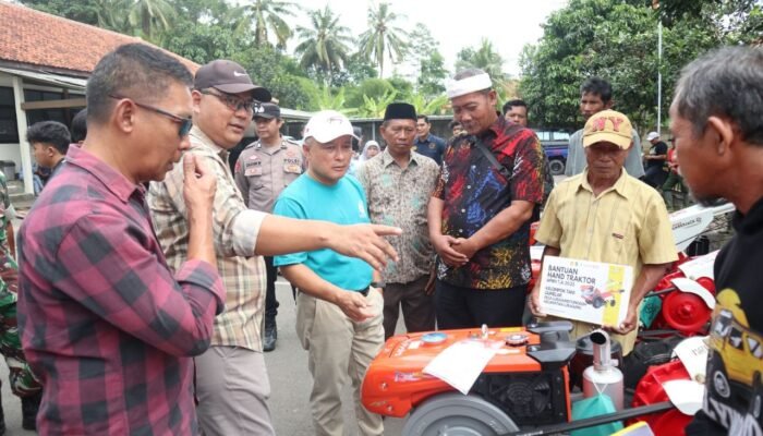 Kuningan Perkuat Mekanisasi Pertanian, Bupati Serahkan 5 Traktor untuk Tingkatkan Surplus Pangan 2025