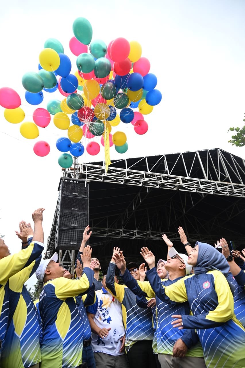 Jalan Sehat Hari Guru Nasional 2025 di Kuningan diikuti ribuan guru dengan hadiah umrah dan rangkaian kegiatan meriah HUT ke-80 PGRI.