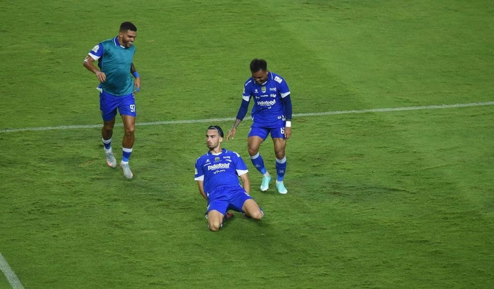 Persib menang 1-0 atas Dewa United lewat penalti Andrew Jung, diwarnai kartu merah Beckham dan drama tambahan waktu sembilan menit.