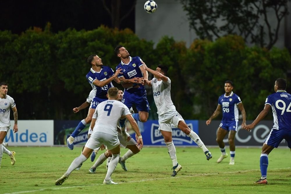 Persib ditekuk 2-3 Lion City Sailors di ACL 2! Bojan Hodak ancam depak pemain yang dianggapnya tak pantas main di level Liga Champions Asia.
