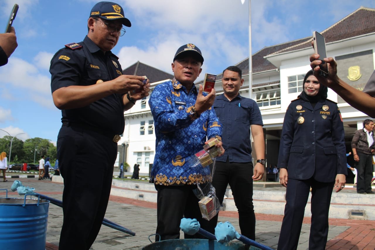 Bea Cukai Cirebon musnahkan 7,2 juta batang rokok ilegal di Kuningan, hasil penindakan se-Ciayumajakuning, selamatkan potensi kerugian negara Rp 5,39 miliar, Senin 17 November 2025.*
