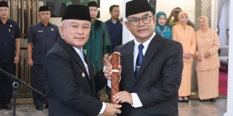 Bupati Kuningan, Dr. H. Dian Rachmat Yanuar, M.Si., resmi melantik U. Kusmana, S.Sos., M.Si. jadi Sekretaris Daerah (Sekda), yang sebelumnya menjabat Kepala Dinas Pendidikan dan Kebudayaan, Kamis (6/11/2025), di Teras Pendopo.*