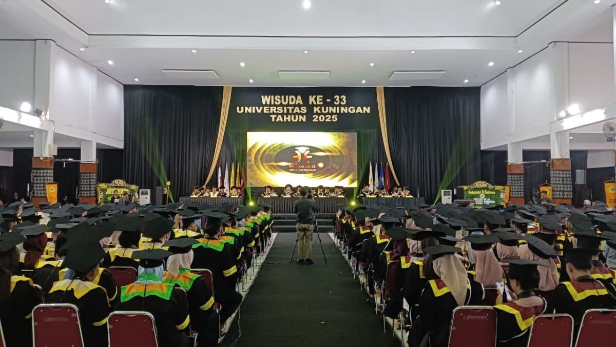 Wisuda Uniku ke-33 lepas 900 lulusan; Rektor Dikdik Harjadi pamit; lulusan terbaik langsung direkrut Ajaib Group dan diberi hadiah Umrah.