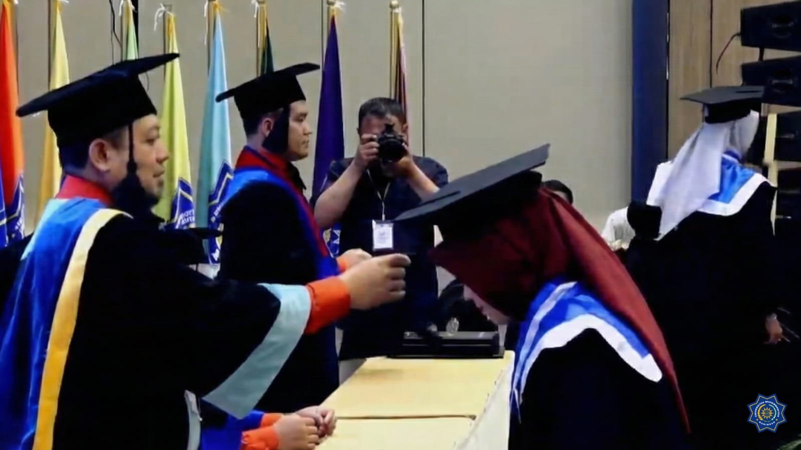 Universitas Muhammadiyah Kuningan (UM Kuningan) menggelar Sidang Terbuka Senat Wisuda ke-2 Program Diploma III dan Sarjana di Hotel Santika Premiere Linggajati, Rabu (3/12/2025).