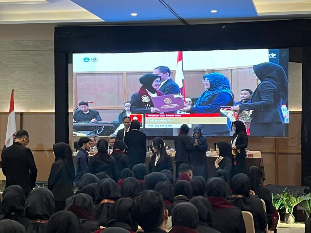 Ribuan guru profesional dikukuhkan Uniku, didorong Rektor dan YPSAK untuk terus berkarya, adaptif, serta jaga nama baik almamater!