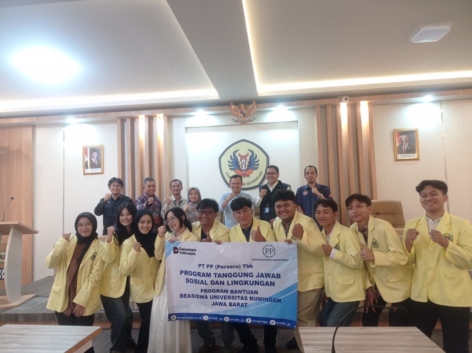 Uniku terima beasiswa tahap ketiga dari PT PP Persero Tbk.