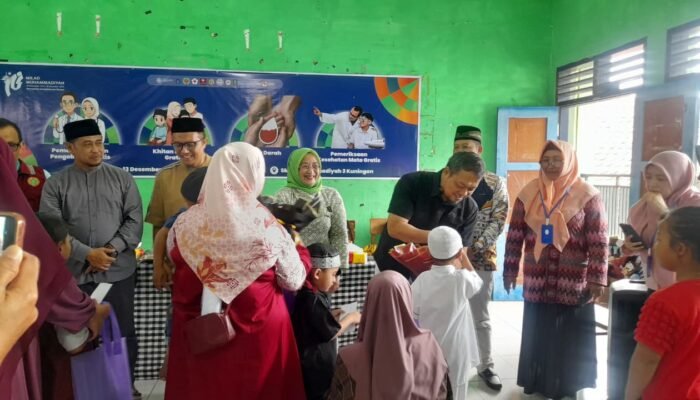 Milad ke-113 Muhammadiyah, Ratusan Warga Kuningan Nikmati Pengobatan Gratis hingga Sunatan Massal