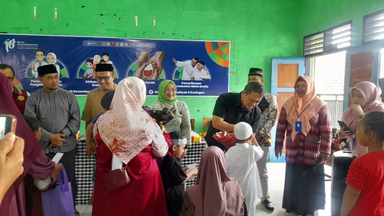 Milad ke-113 Muhammadiyah di Kuningan diisi bakti sosial berupa pengobatan gratis, sunatan massal, pemeriksaan mata, dan servis motor gratis.