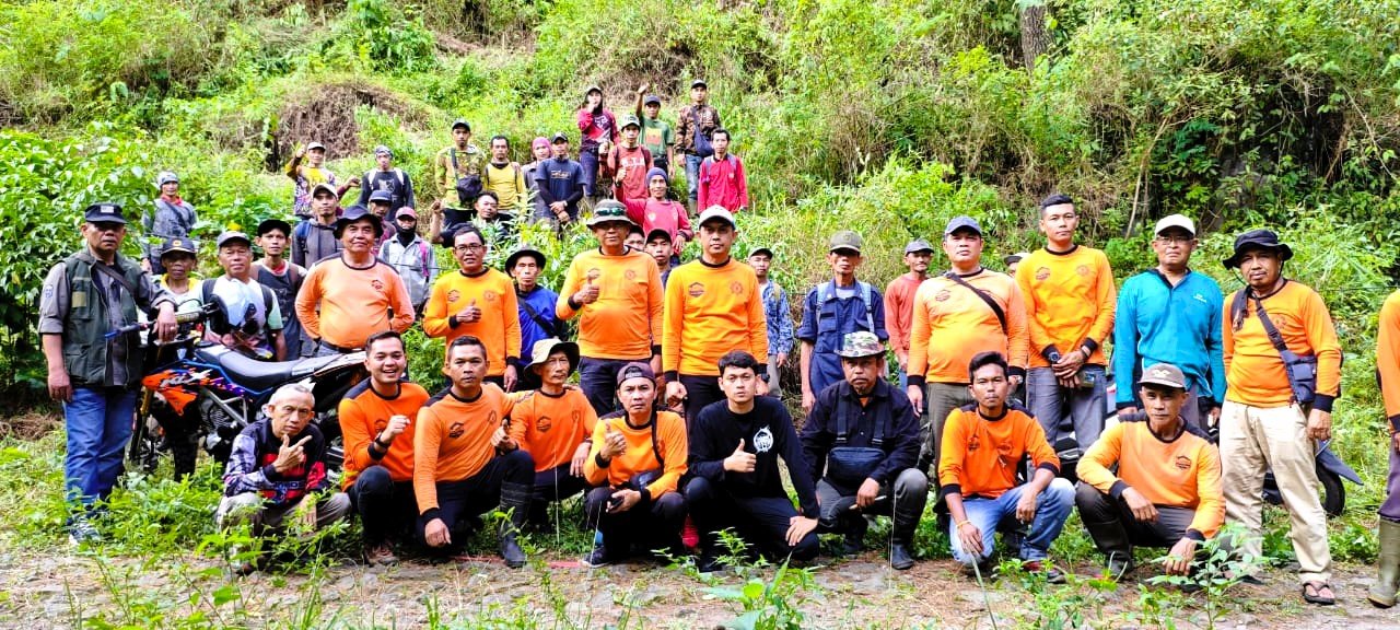 KTH Silihwangi Majakuning menanam 1.000 pohon di lereng curam Gunung Ciremai untuk pulihkan hutan pasca kebakaran.