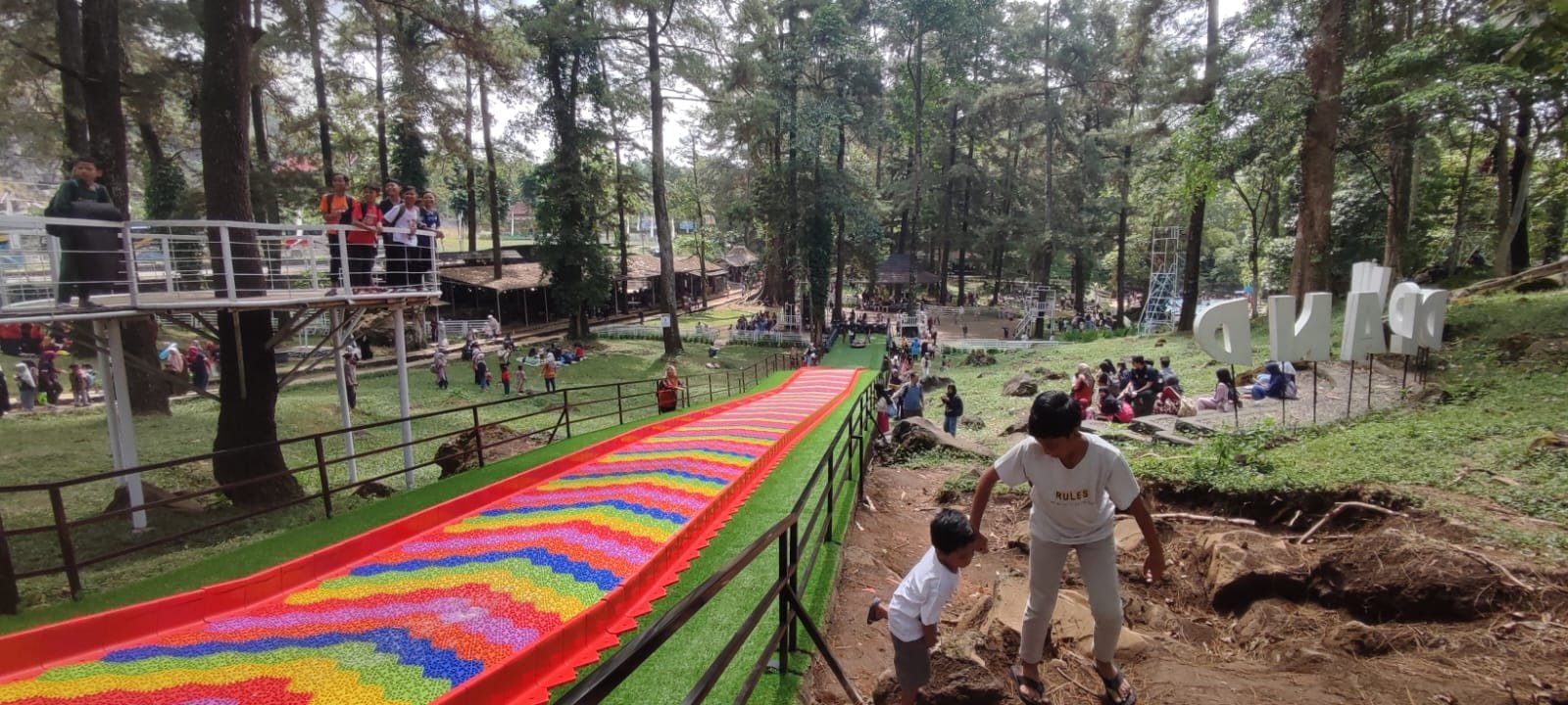 Woodland Kuningan ramai dikunjungi saat libur Nataru, wahananya seru, fasilitas lengkap, dan tiket terjangkau.