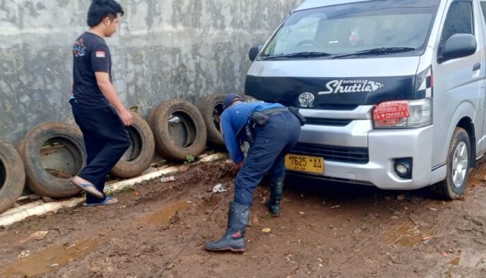 Niat Hati Mau Berangkat Antar Penumpang, Rio Kaget Mobil Bhinneka Sangkuriang Malah Terperosok di Outlet Bhisa Shuttle Kuningan