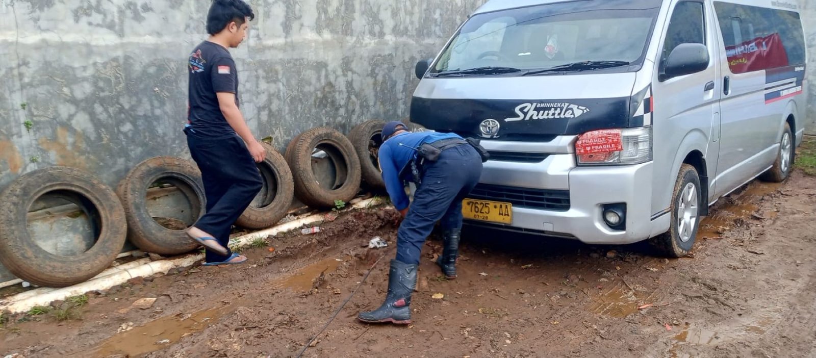 Mobil Bhinneka Sangkuriang terperosok di Outlet Bhisa Shuttle Ciporang. Tim Damkar Kuningan evakuasi ban ambles hanya dalam waktu 10 menit.