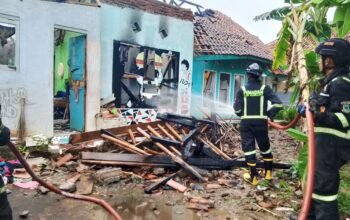 Kebakaran Hebat Hanguskan Rumah Berornamen One Piece di Kuningan, Kerugian Ditaksir Capai Rp148,9 Juta!