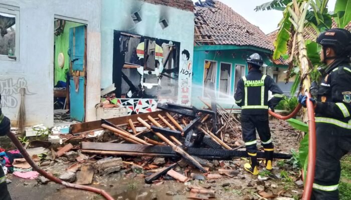 Kebakaran Hebat Hanguskan Rumah Berornamen One Piece di Kuningan, Kerugian Ditaksir Capai Rp148,9 Juta!