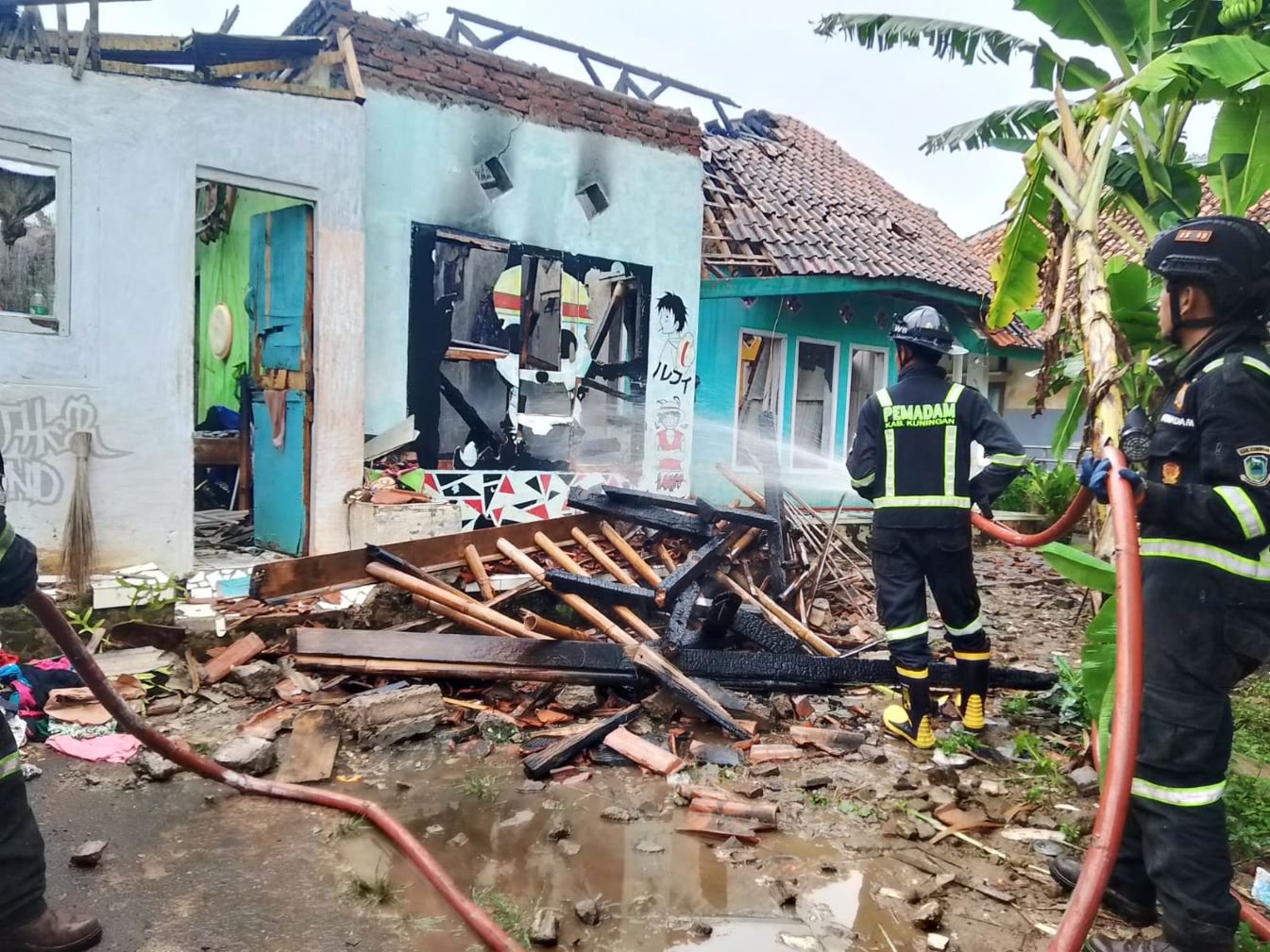 Kebakaran rumah unik berlogo One Piece di Mekarsari - Kuningan penyebabnya korsleting listrik. Kerugian Rp148,9 juta, korban kini mengungsi.