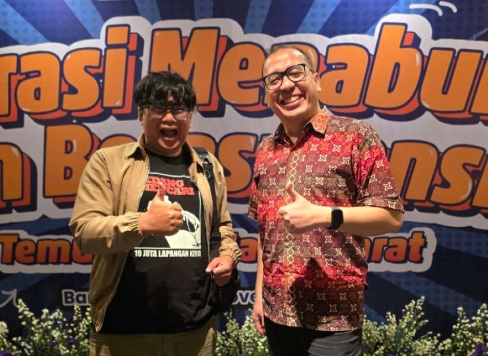 Wartawan Pikiran Rakyat, Erix Exvrayanto (kiri), dan Kaprodi Fikom Unpad sekaligus peneliti komunikasi dan media, S. Kunto Adi Wibowo, M.Comn., Ph.D, (kanan).*