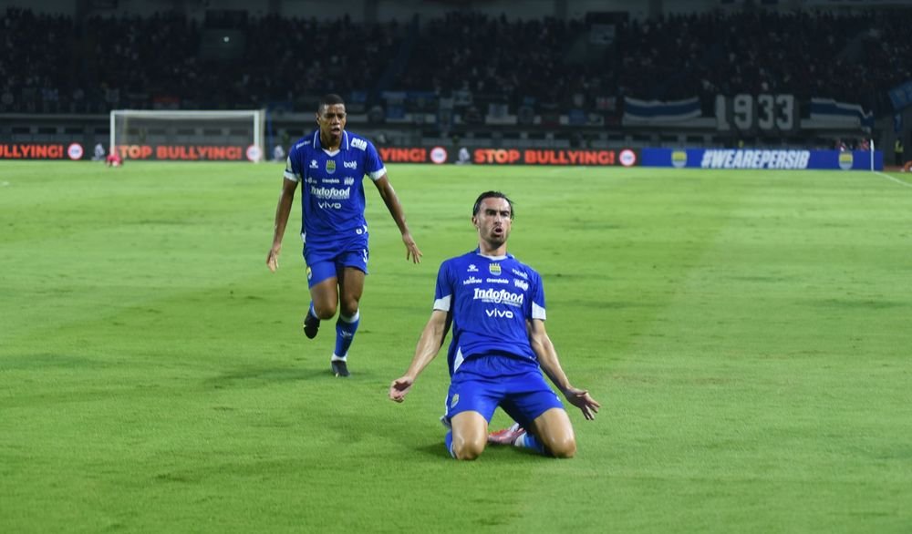 Gol sundulan Andrew Jung membawa Persib Bandung menang 1-0 atas PSM Makassar dan resmi mengkudeta Borneo FC dari puncak Klasemen Liga 1.