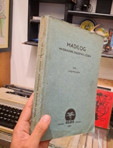 Buku "MADILOG" cetakan pertama, karya Tan Malaka.*
