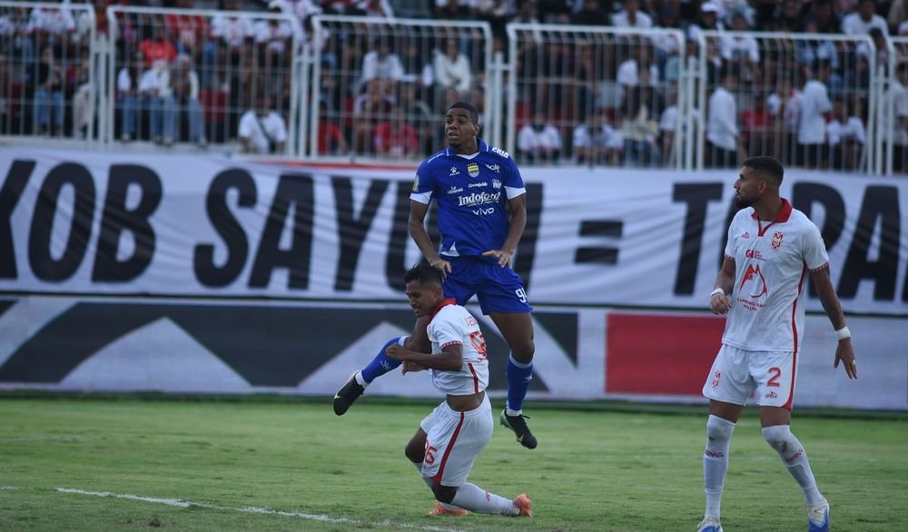 Malut United hentikan rekor Persib 2-0. Tuan rumah cerdik pancing handball, sementara Maung Bandung kerap terpeleset. Cek klasemen Super League terbaru.