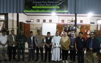 Bupati Kuningan Dian Rachmat Yanuar pantau ibadah Malam Natal 2025. Pastikan toleransi terjaga dan jemaat beribadah dengan aman.