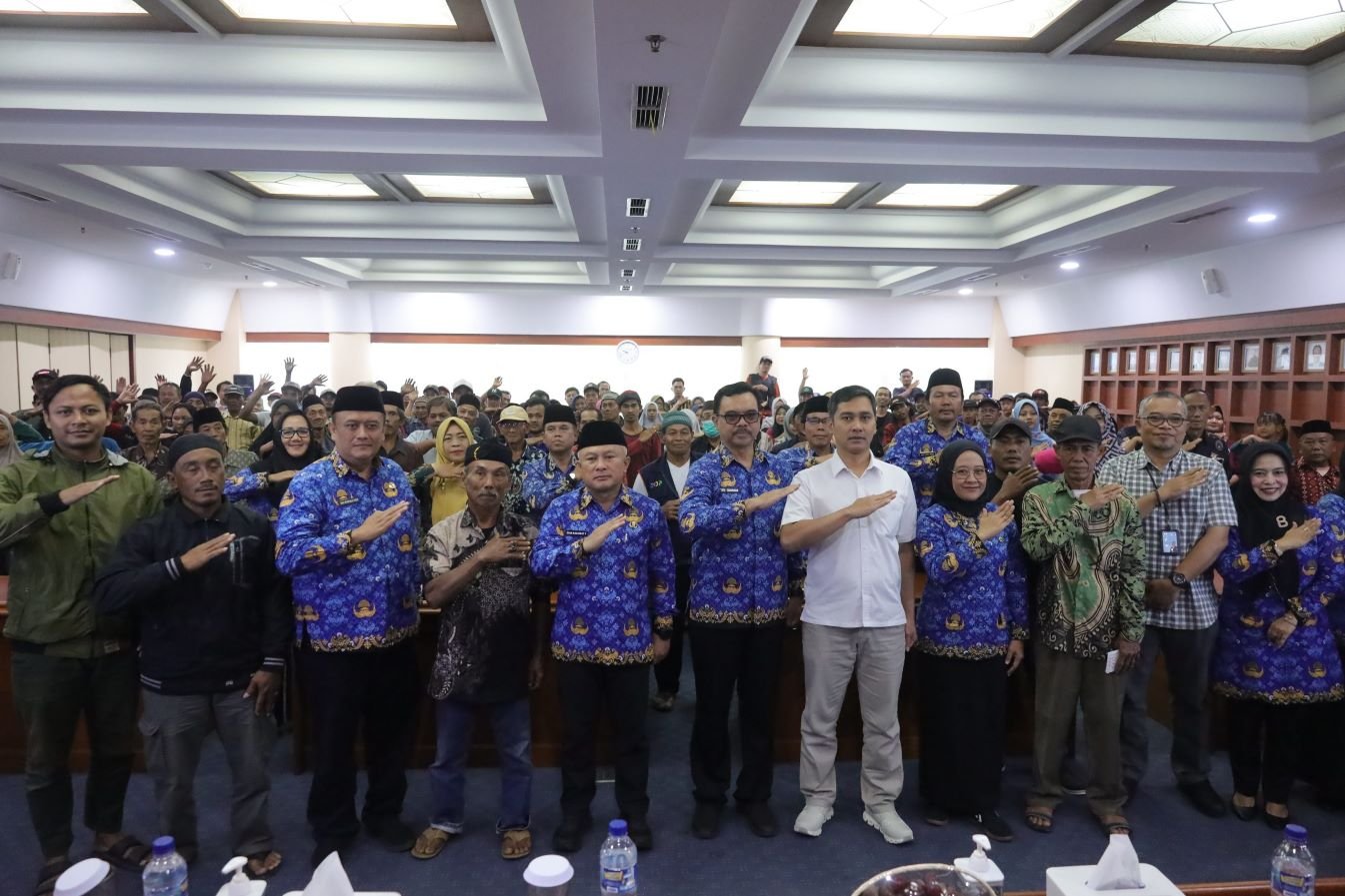 Pemkab Kuningan salurkan BLT DBHCHT 2025 senilai Rp4,2 juta per orang. Simak syarat dan daftar kecamatan penerimanya di sini!