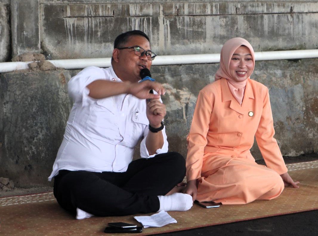 Kepala Diskatan Kabupaten Kuningan, Dr. Wahyu Hidayah, M.Si., memberikan arahan langsung dalam refleksi akhir tahun, didampingi Ketua DWP Diskatan Rika Farliani, S.E., M.Si.