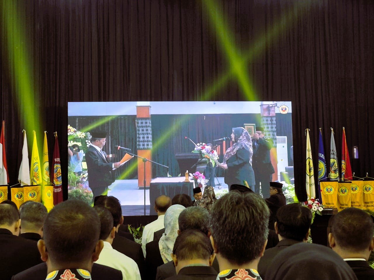 Pelantikan dan pengambilan sumpah jabatan Dr. Anna Fitri Hindriana, M.Si., sebagai Rektor Uniku baru dipimpin Wakil Ketua Pembina Yayasan Pendidikan Sang Adipati Kuningan (YPSAK), Prof. Dr. Eeng Ahman, MS., di Gedung Student Center Iman Hidayat, Kampus I Uniku, Kabupaten Kuningan, Jawa Barat, Senin (5/1/2025).*