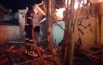 Gudang Plastik di Ciawigebang Ludes Terbakar, Kerugian Capai Rp540 Juta hingga Tiga Rumah Warga Terdampak!