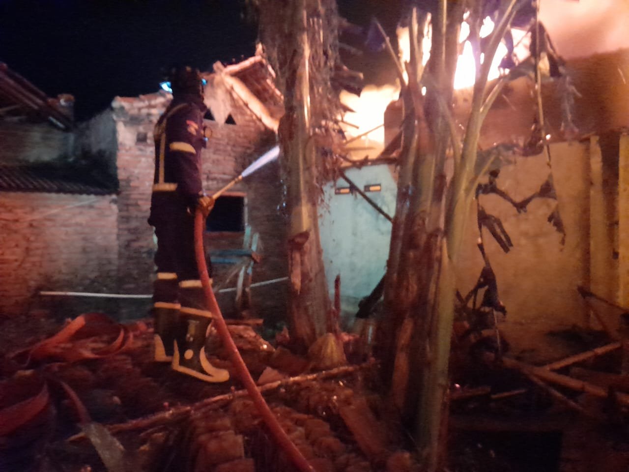 Kebakaran gudang plastik di Desa Cipancur Ciawigebang meluas ke permukiman, Damkar Kuningan berjibaku memadamkan api.